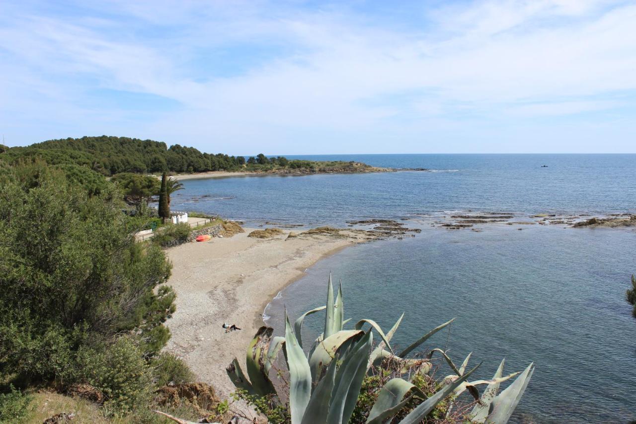 A Chic Four-Person Apartment By The Beach At Cap Ras Llanca Luaran gambar